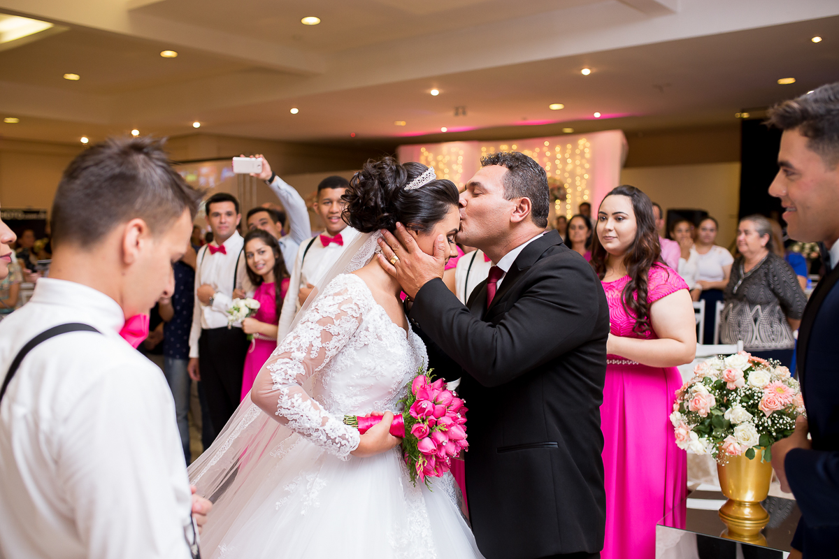 Papai da noiva entregando ela para seu noivo