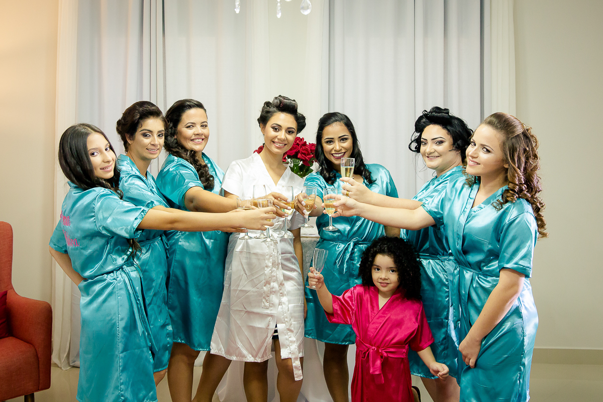Noiva brindando com a madrinhas