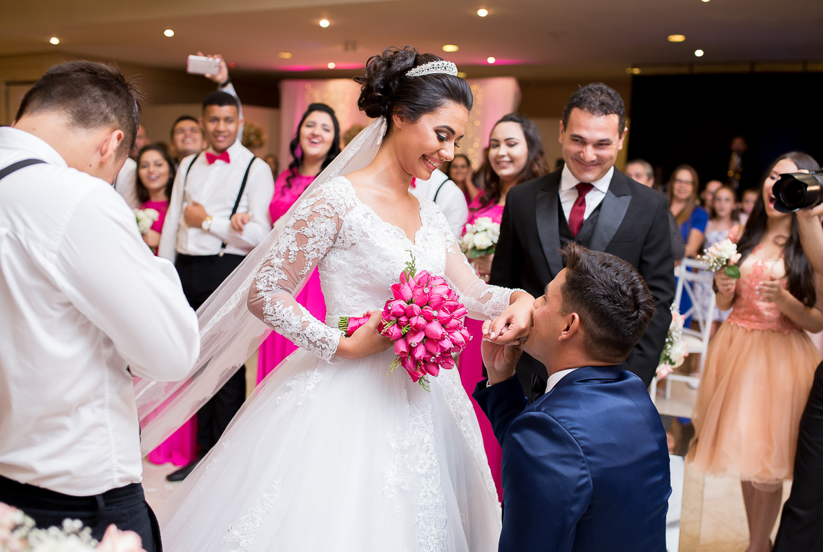 Noivo beijando sua mão ao recebe-la