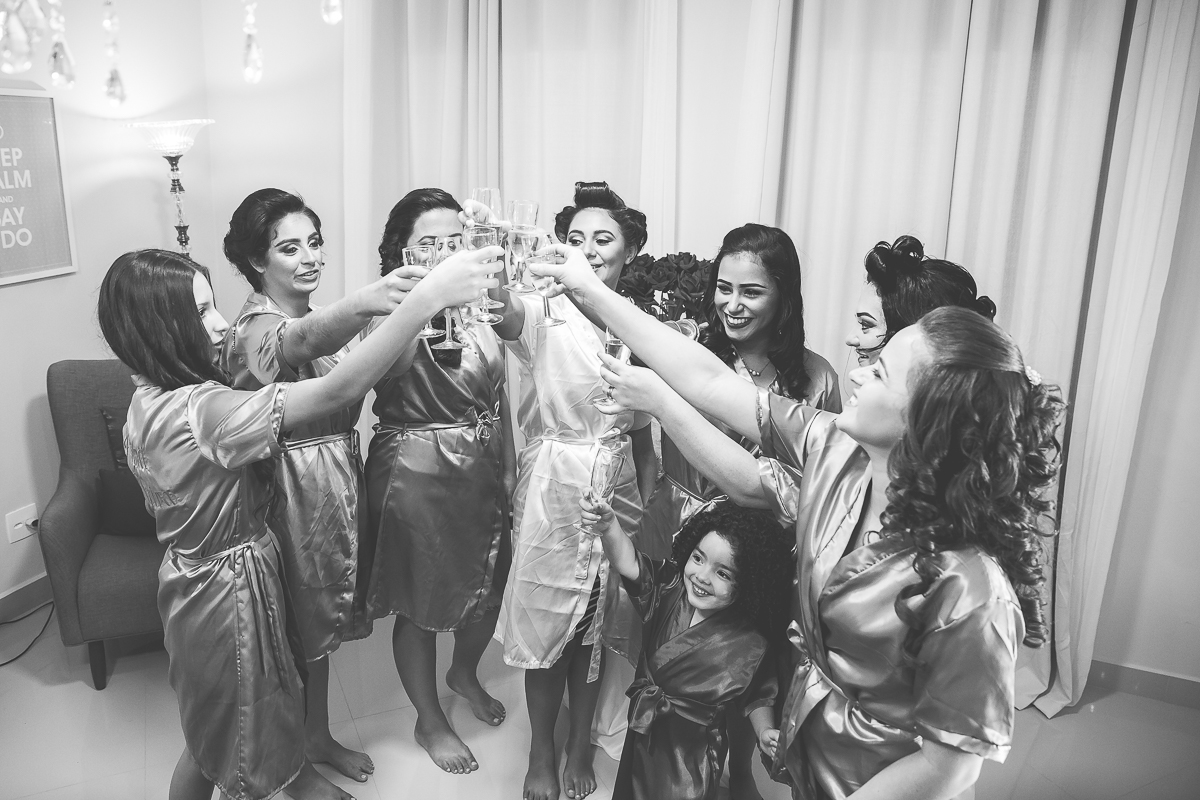 Noiva brindando com a madrinhas
