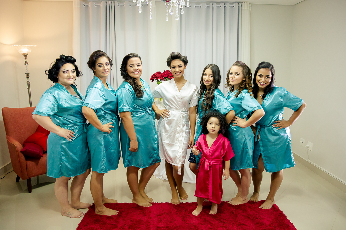 Noiva brindando com a madrinhas