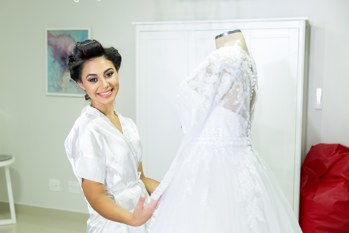 Noiva apreciando seu vestido