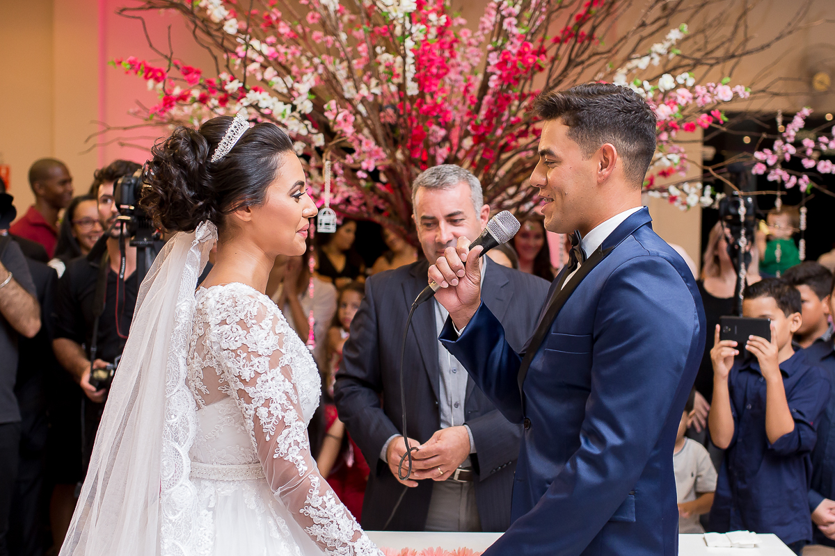 Noivo fazendo os votos