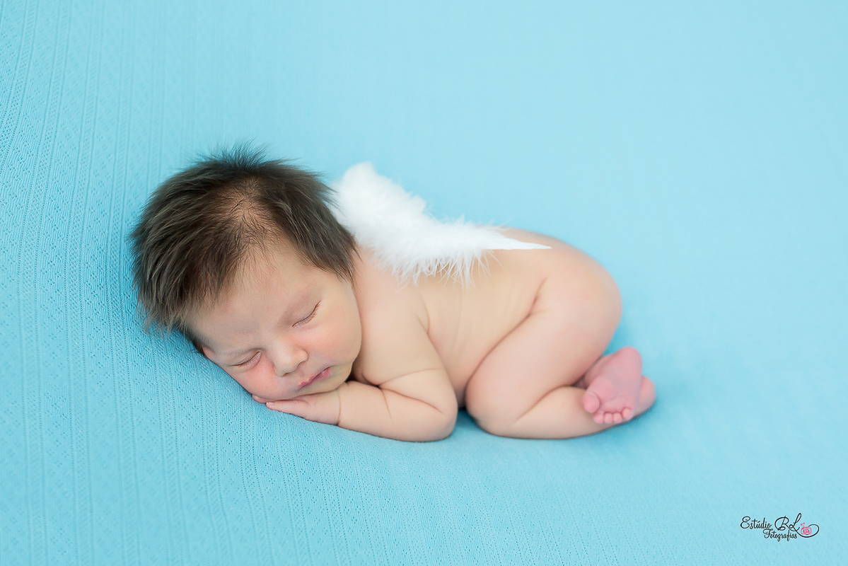 Théo de anjinho no ensaio newborn