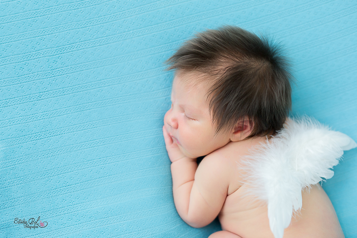 Théo de anjinho no ensaio newborn