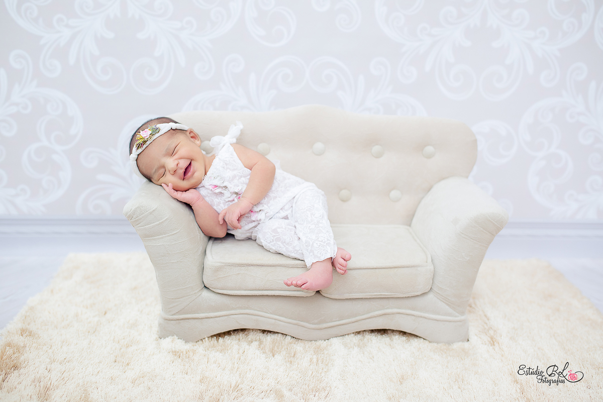 E esse sorriso lindo, e fazendo pose no sofazinho