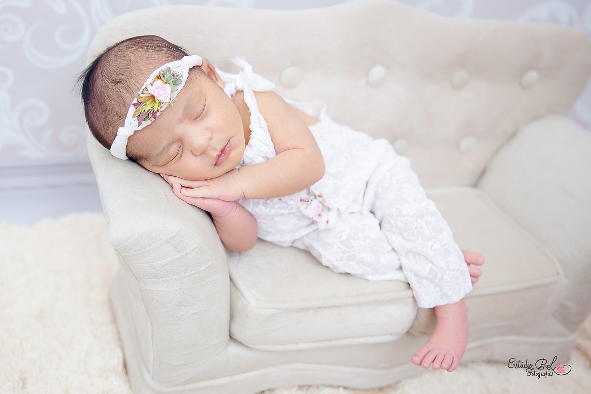 E esse sorriso lindo, e fazendo pose no sofazinho