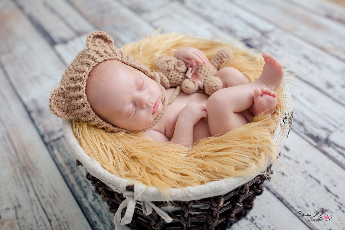 Esse ursinho todas as mamãe adoram ele no ensaio de newborn