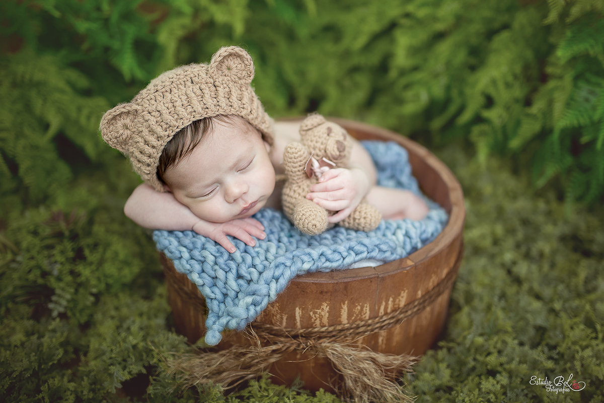 ensaio newborn do Kauã ursinho no jardim