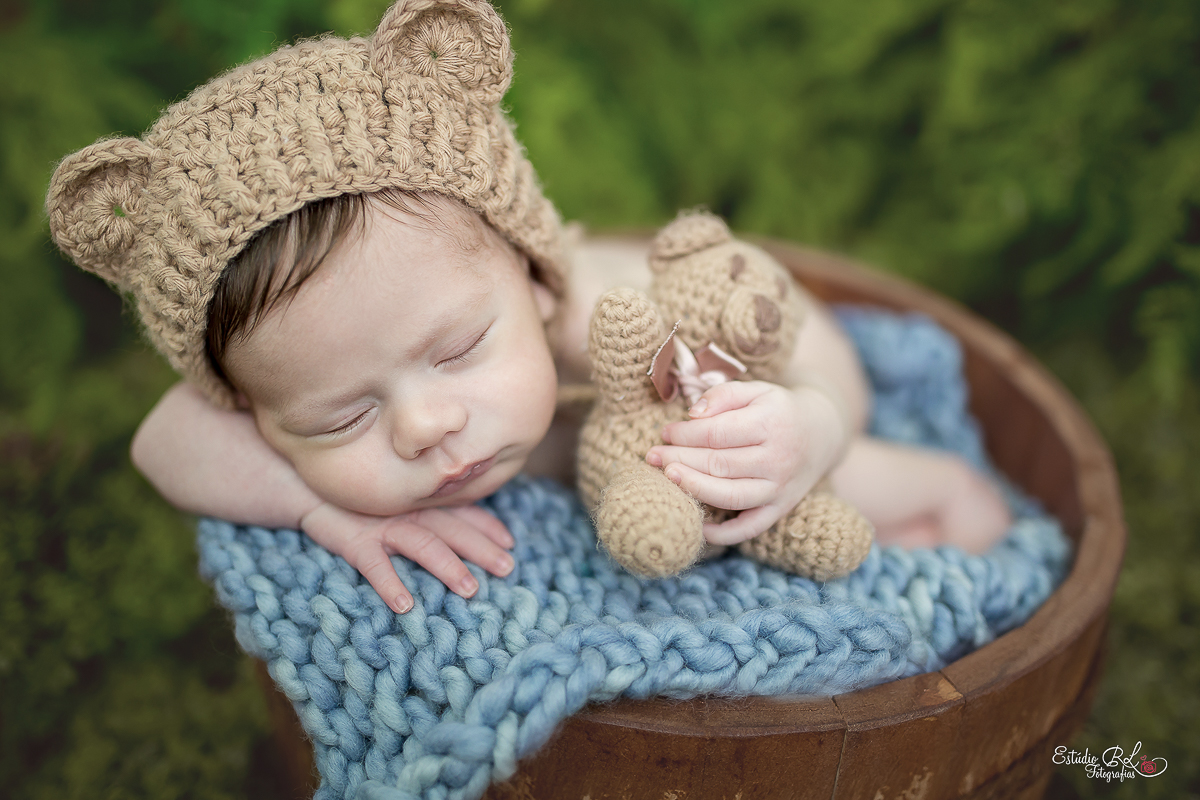 ensaio newborn do Kauã ursinho no jardim