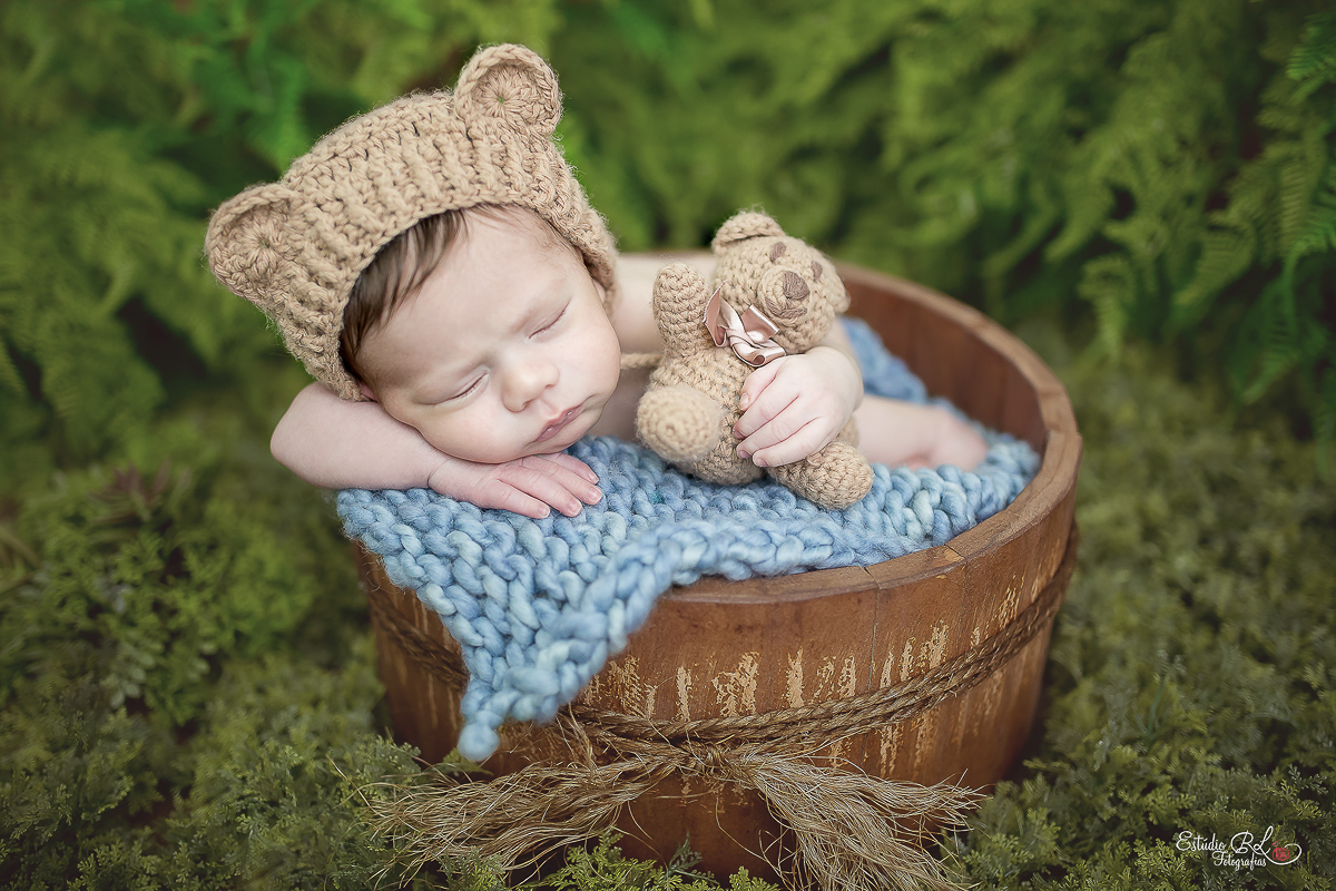 ensaio newborn do Kauã ursinho no jardim
