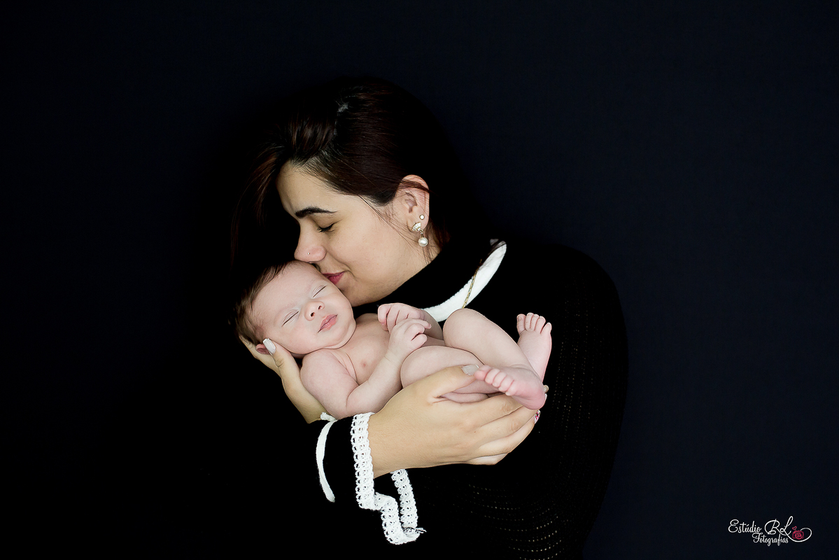 ensaio newborn do Kauã foto com a mamãe