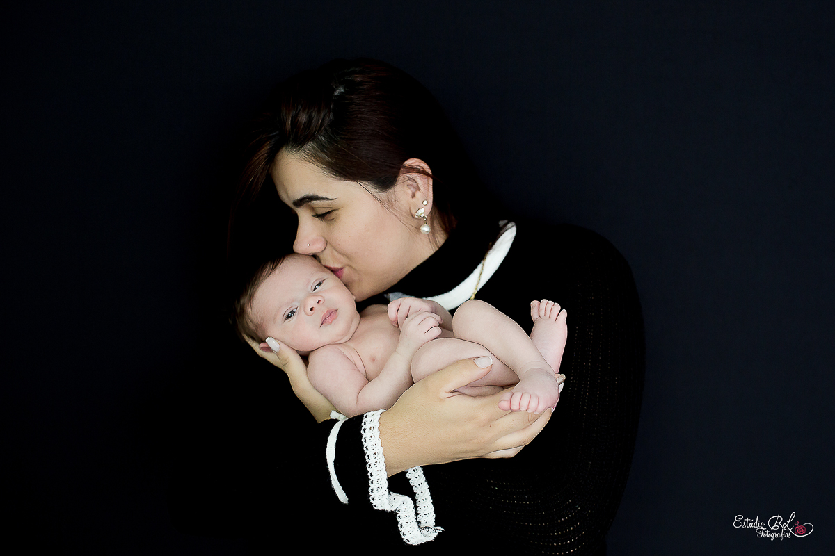 ensaio newborn do Kauã foto com a mamãe