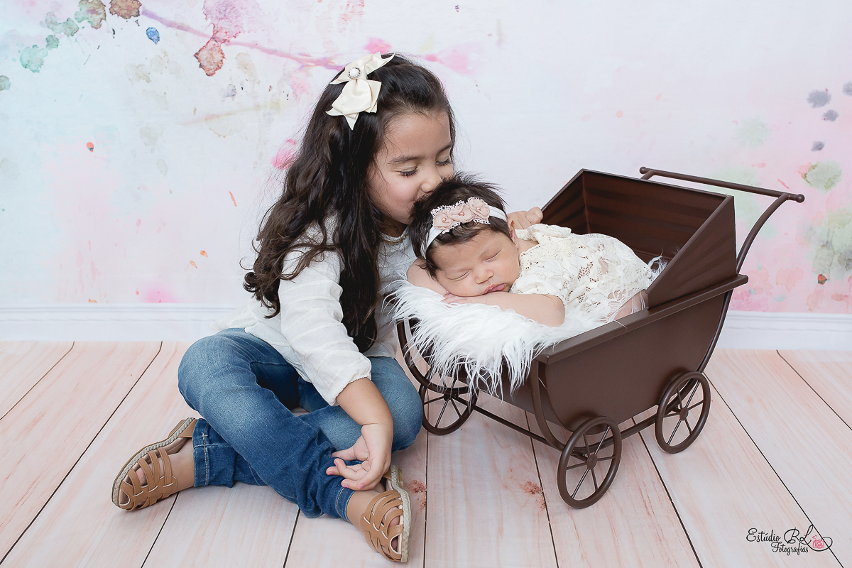 Ensaio newborn Ellis 23 dias no carrinho vintage com a irmãzinha
