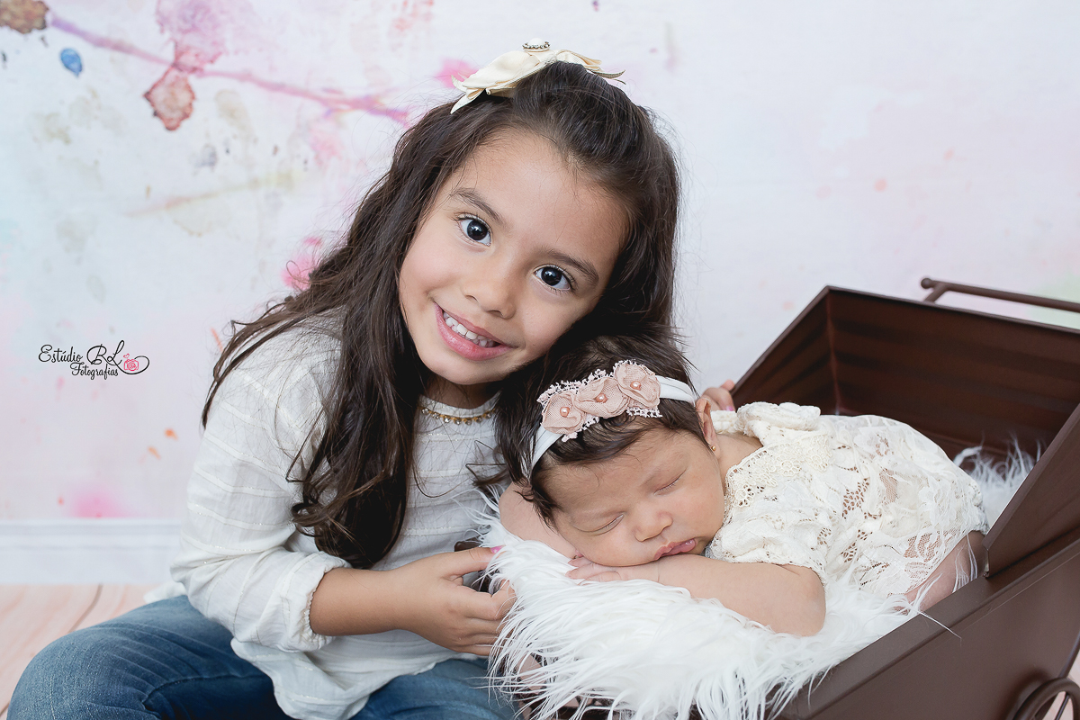 Ensaio newborn Ellis 23 dias no carrinho vintage com a irmãzinha