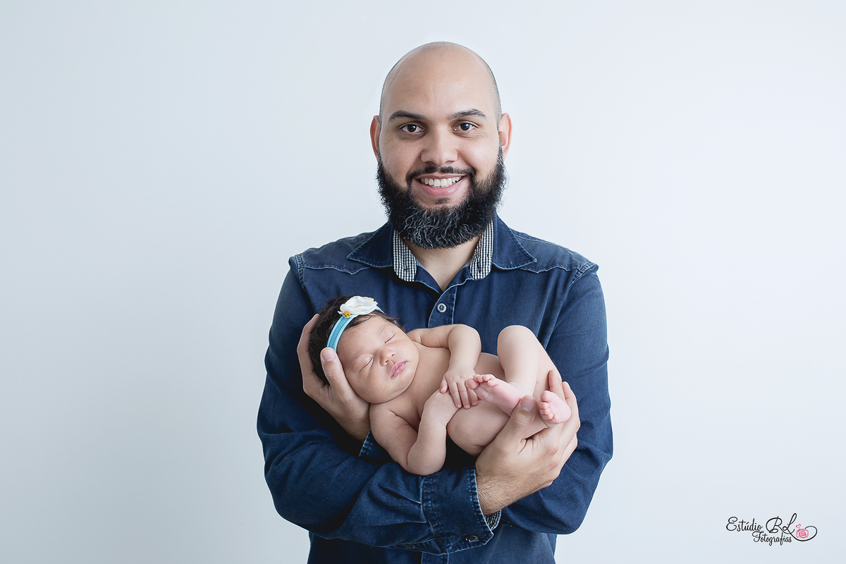 Ensaio newborn Ellis 23 dias foto com o papai