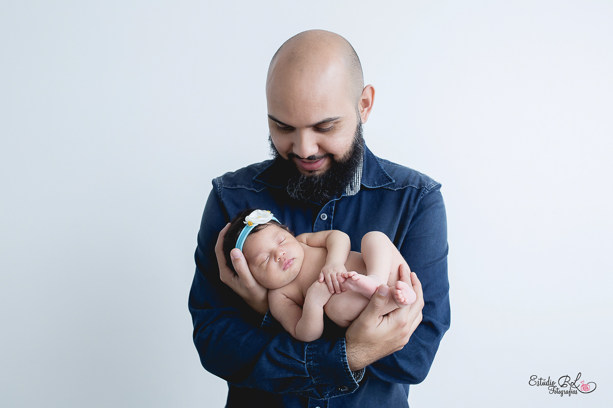 Ensaio newborn Ellis 23 dias foto com o papai