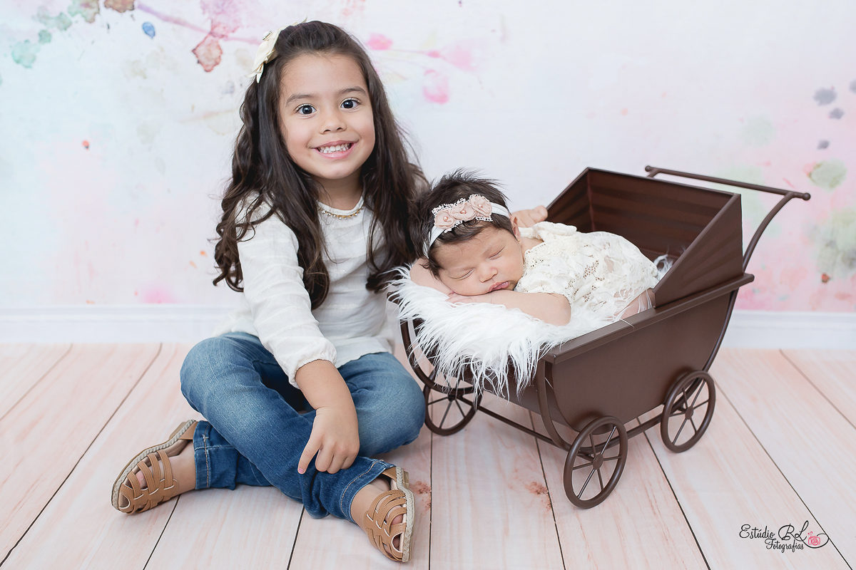 Ensaio newborn Ellis 23 dias no carrinho vintage com a irmãzinha