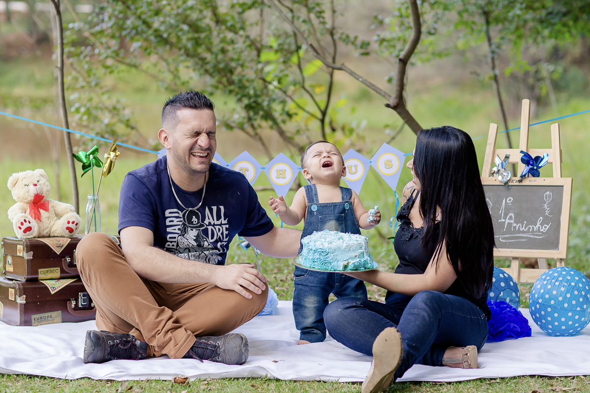 ensaio smash the cake mateus, Não gostou da brinacerira e chorou , mas o papai e mamãe se divertiu