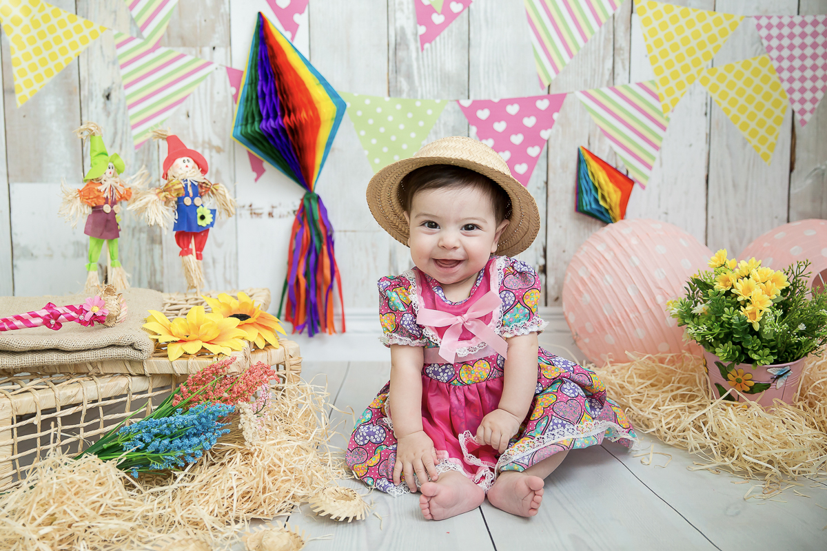 Helena voltou em nosso estúdio, agora com seus 6 meses para sua sessão de acompanhamento... Depois de voar de balão curtiu o nosso arraia!  É Fofura demais da conta sô!!