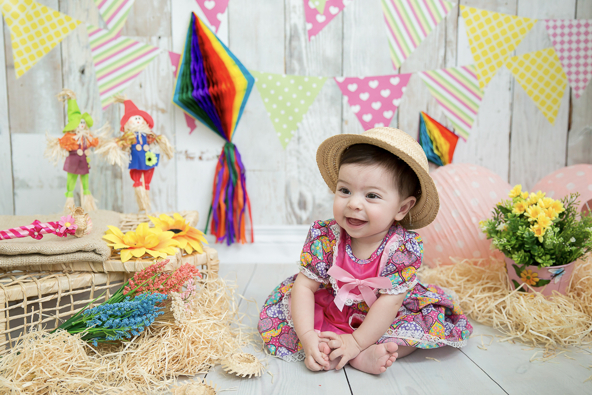 Helena voltou em nosso estúdio, agora com seus 6 meses para sua sessão de acompanhamento... Depois de voar de balão curtiu o nosso arraia!  É Fofura demais da conta sô!!