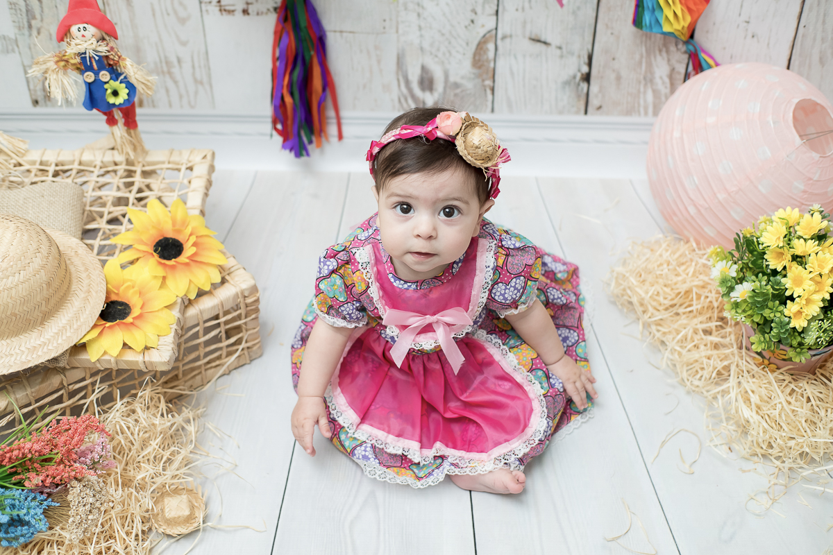 Helena voltou em nosso estúdio, agora com seus 6 meses para sua sessão de acompanhamento... Depois de voar de balão curtiu o nosso arraia!  É Fofura demais da conta sô!!