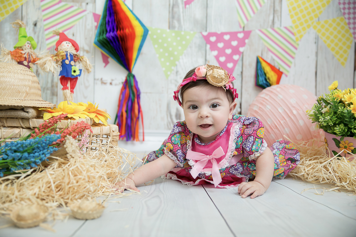 Helena voltou em nosso estúdio, agora com seus 6 meses para sua sessão de acompanhamento... Depois de voar de balão curtiu o nosso arraia!  É Fofura demais da conta sô!!