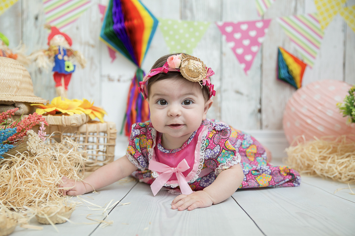 Helena voltou em nosso estúdio, agora com seus 6 meses para sua sessão de acompanhamento... Depois de voar de balão curtiu o nosso arraia!  É Fofura demais da conta sô!!
