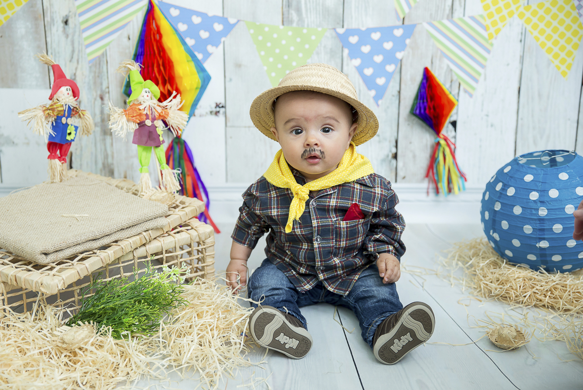 O ensaio de 6 meses do Caleb começou no estúdio com o cenário junino e terminou com um super passeio de balão foi uma delicia de sessão