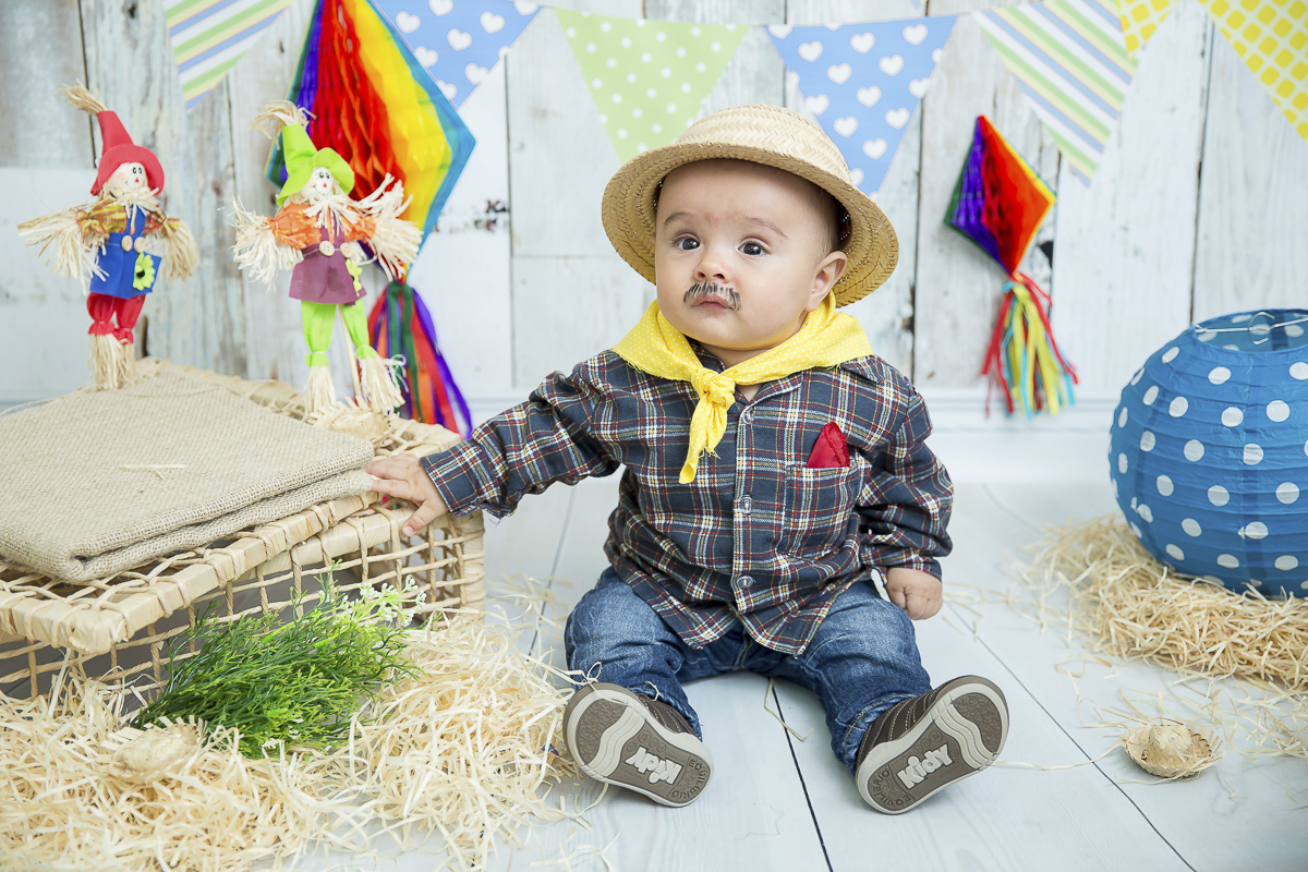 O ensaio de 6 meses do Caleb começou no estúdio com o cenário junino e terminou com um super passeio de balão foi uma delicia de sessão