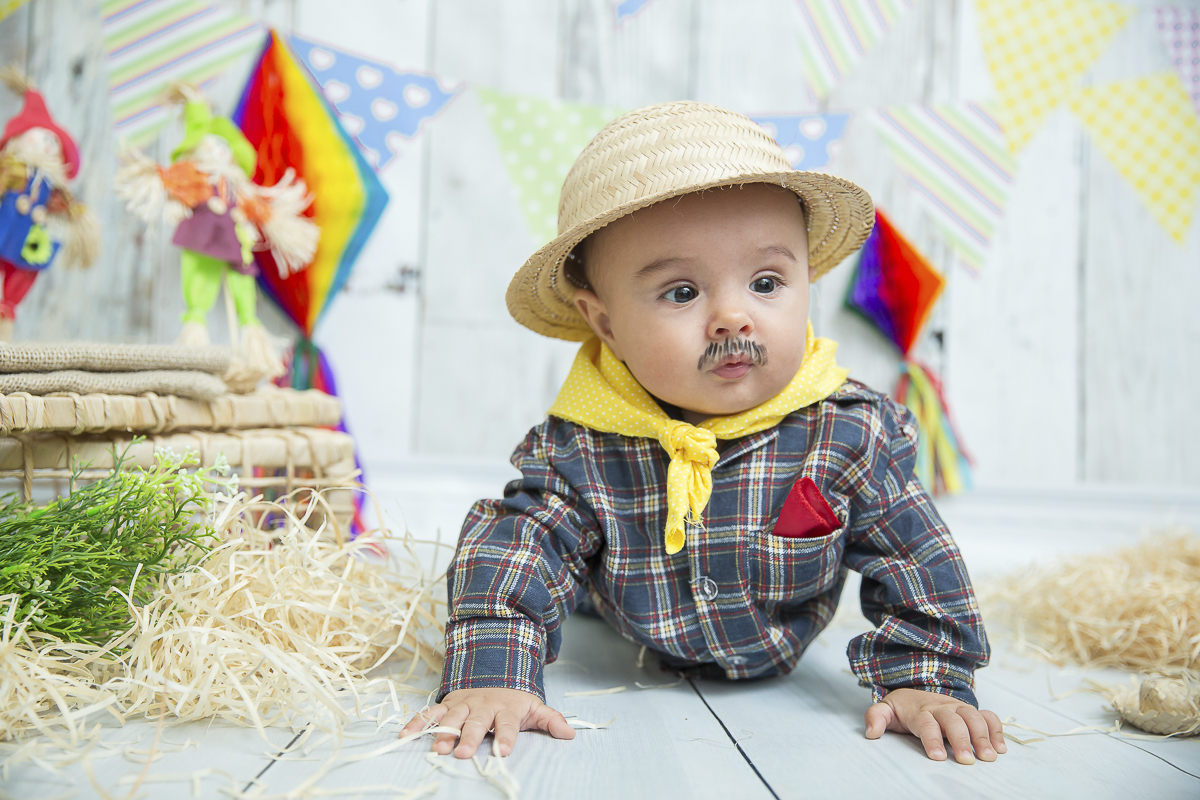 O ensaio de 6 meses do Caleb começou no estúdio com o cenário junino e terminou com um super passeio de balão foi uma delicia de sessão