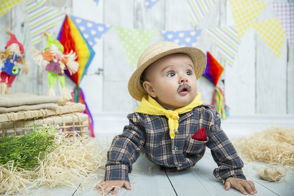 O ensaio de 6 meses do Caleb começou no estúdio com o cenário junino e terminou com um super passeio de balão foi uma delicia de sessão