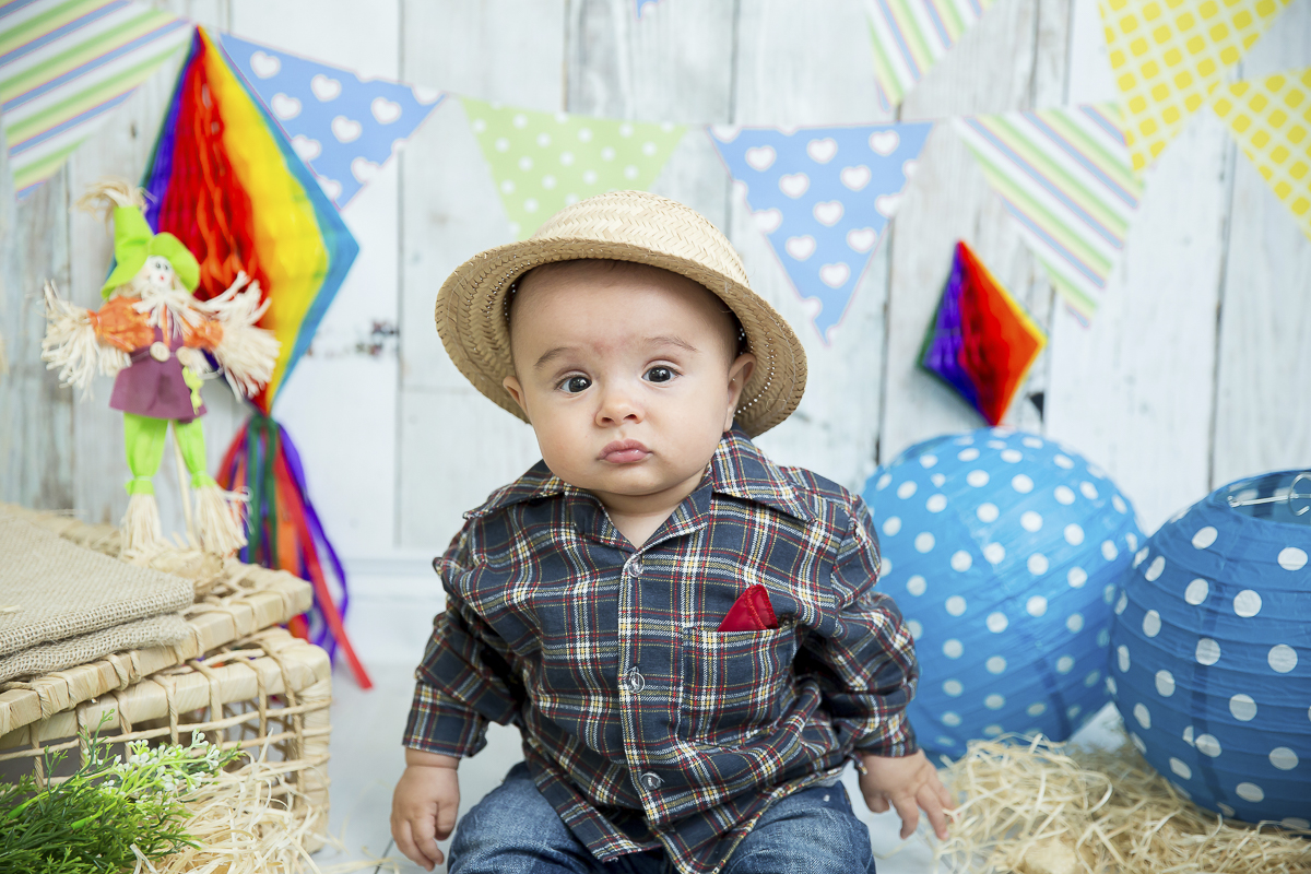 O ensaio de 6 meses do Caleb começou no estúdio com o cenário junino e terminou com um super passeio de balão foi uma delicia de sessão