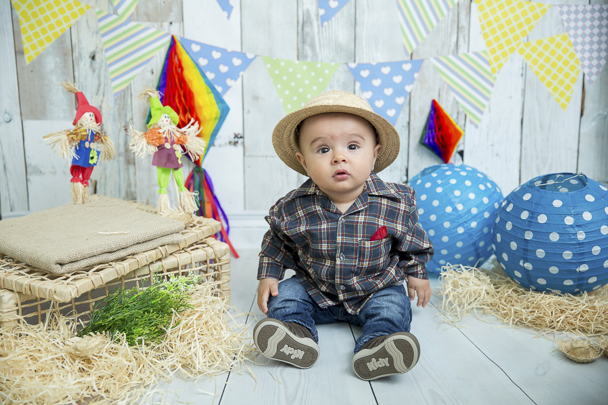O ensaio de 6 meses do Caleb começou no estúdio com o cenário junino e terminou com um super passeio de balão foi uma delicia de sessão