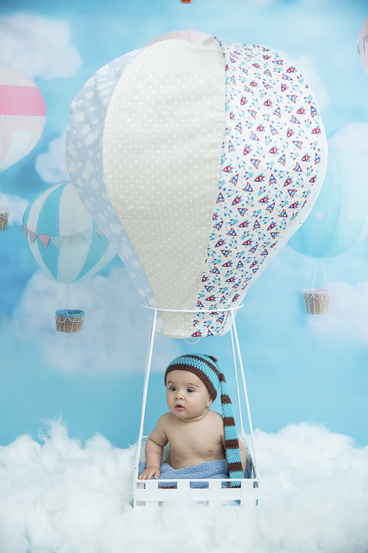 O ensaio de 6 meses do Caleb começou no estúdio com o cenário junino e terminou com um super passeio de balão foi uma delicia de sessão