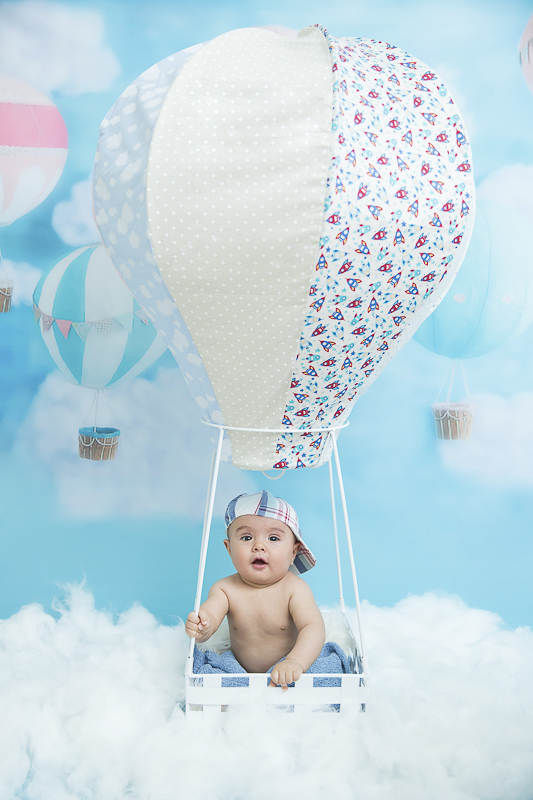 O ensaio de 6 meses do Caleb começou no estúdio com o cenário junino e terminou com um super passeio de balão foi uma delicia de sessão