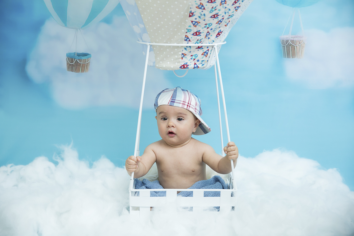 O ensaio de 6 meses do Caleb começou no estúdio com o cenário junino e terminou com um super passeio de balão foi uma delicia de sessão