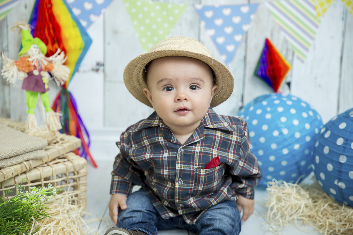 O ensaio de 6 meses do Caleb começou no estúdio com o cenário junino e terminou com um super passeio de balão foi uma delicia de sessão