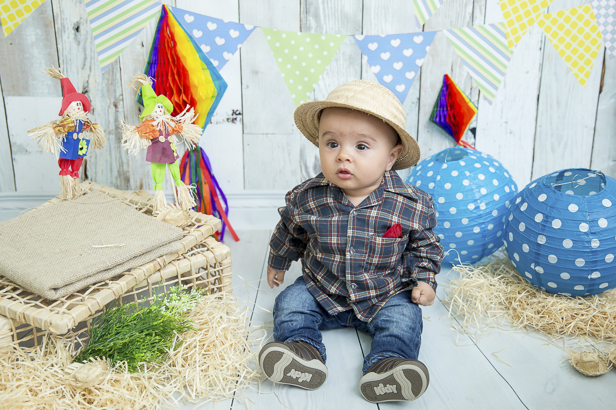O ensaio de 6 meses do Caleb começou no estúdio com o cenário junino e terminou com um super passeio de balão foi uma delicia de sessão