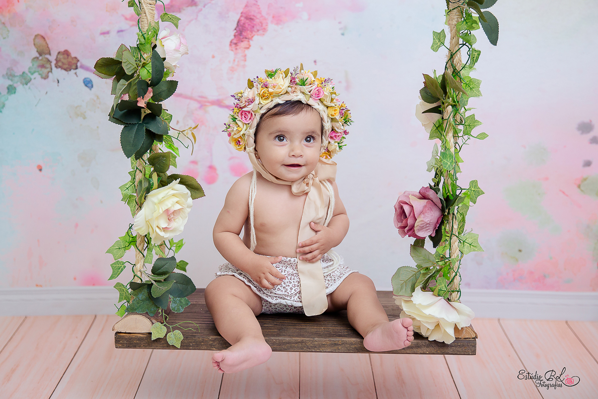 Mirela 9 meses brincando na balança 