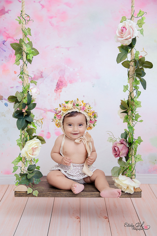 Mirela 9 meses brincando na balança 