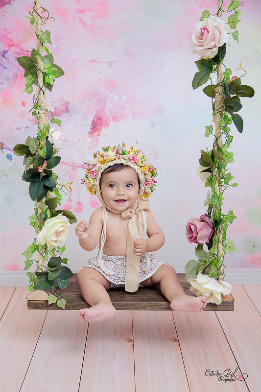 Mirela 9 meses brincando na balança 