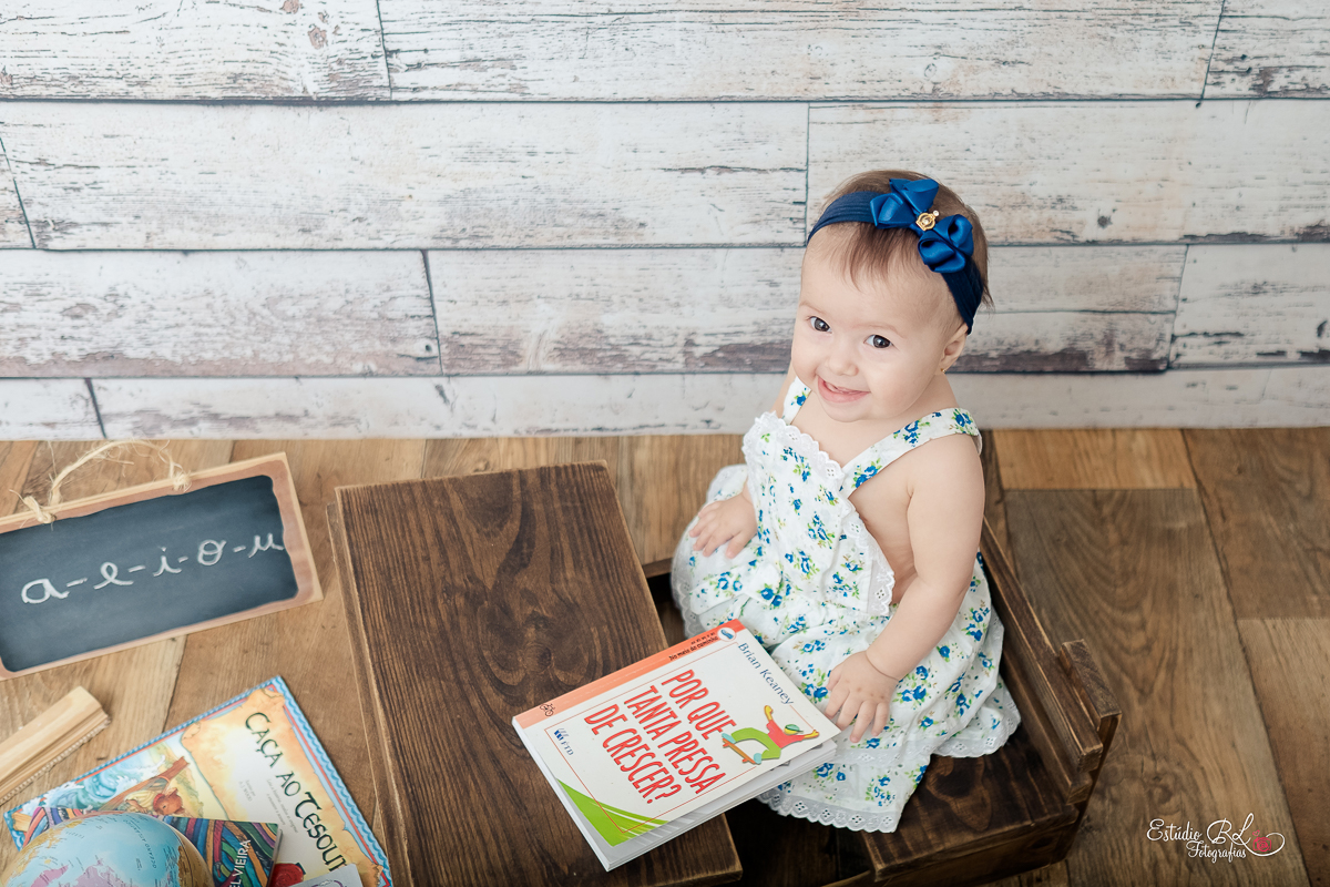 Dessa vez a Maria se divertiu no cenário da escolinha