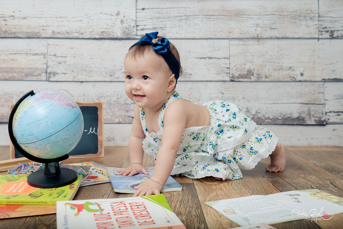 Dessa vez a Maria se divertiu no cenário da escolinha