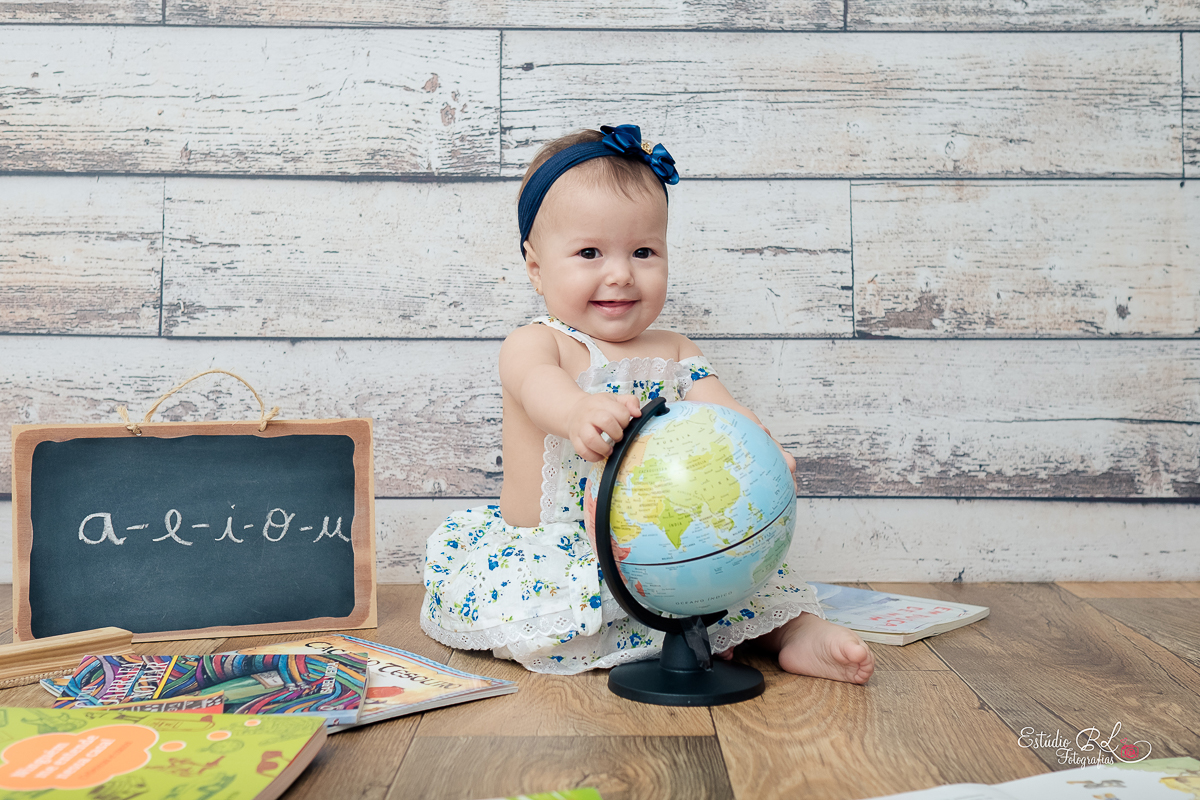 Dessa vez a Maria se divertiu no cenário da escolinha