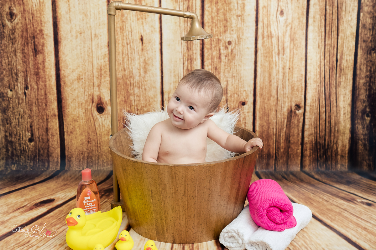 para finalizar Maria brincou no cenário de banho de ofurô