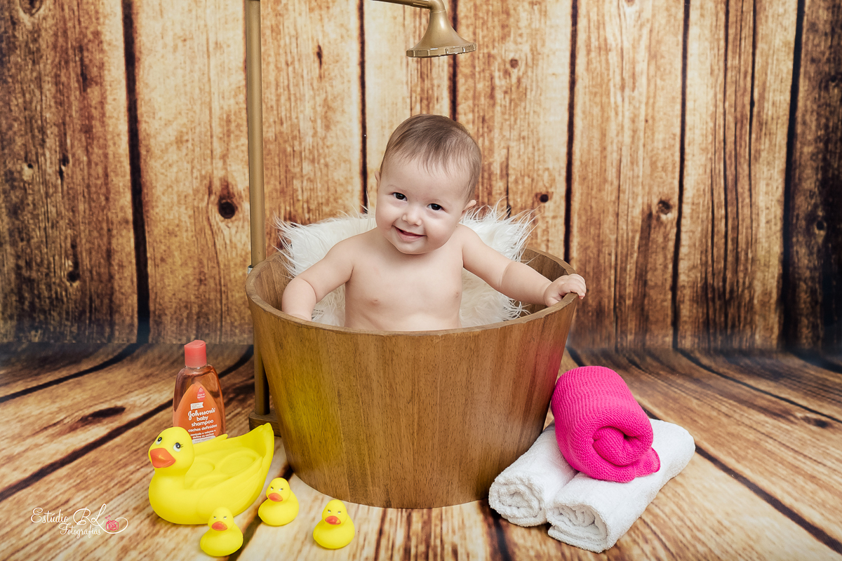 para finalizar Maria brincou no cenário de banho de ofurô