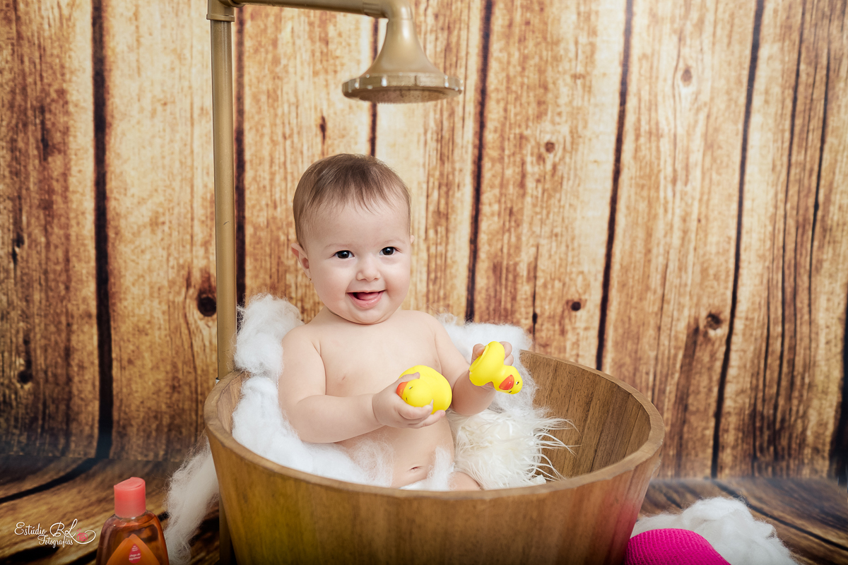 para finalizar Maria brincou no cenário de banho de ofurô