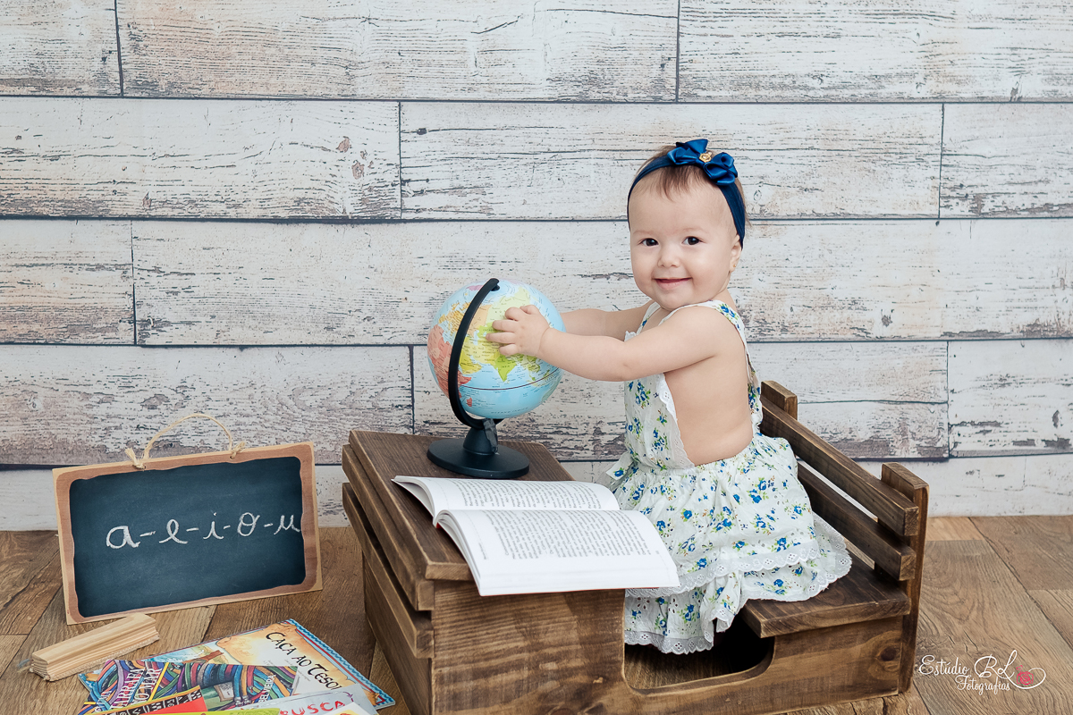 Dessa vez a Maria se divertiu no cenário da escolinha