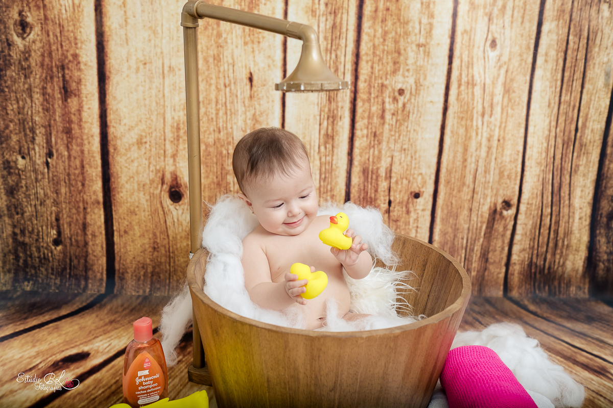 para finalizar Maria brincou no cenário de banho de ofurô